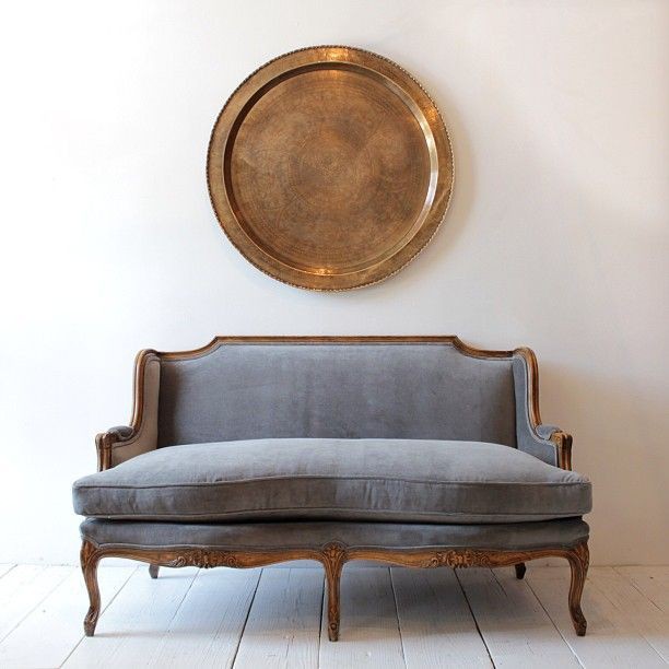 Furniture kursi sofa klasik Jepara, berbahan dasar kayu kering pilihan yang diaplikasikan dengan kain fabric bludru yang indah