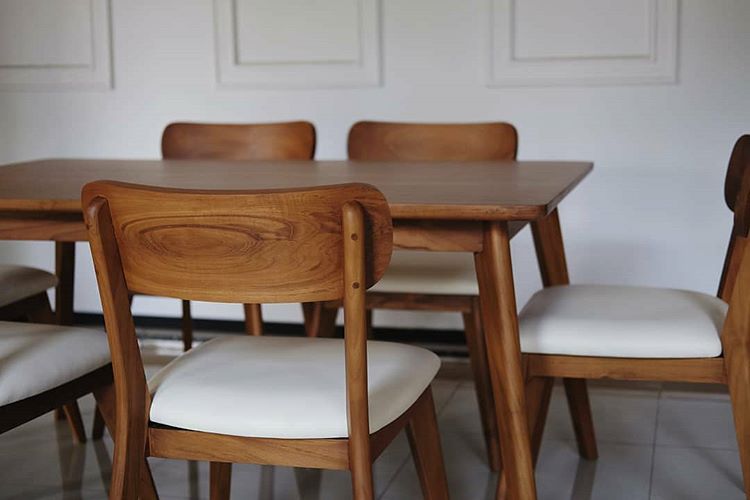 Meja makan jati minimalis hadir dengan desain terbaru untuk Anda.