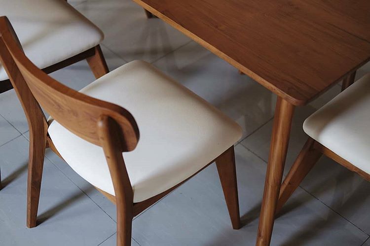 Detail produk kursi makan jati minimalis dengan cover kain sofa berbahan oscar halus.